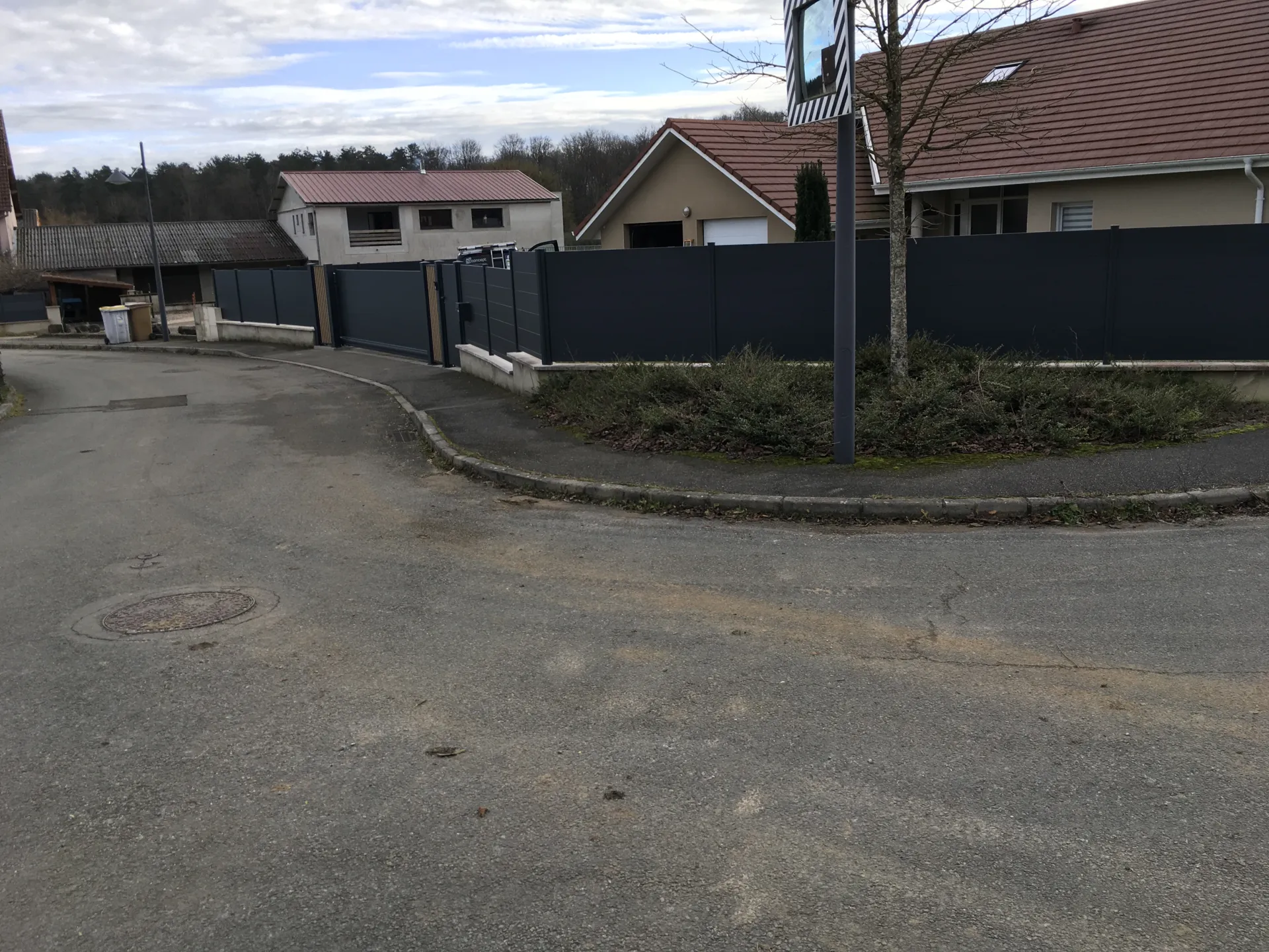 Conception et pose d'un portail de 5.30 m x 1.70 m avec portillon gris anthracite avec insertion de boîte aux lettres à Pérouse proche de Belfort