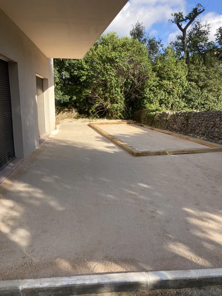 Création d’un terrain de pétanque pour une entreprise à Sanary-sur-Mer : préparation et aménagement du sol