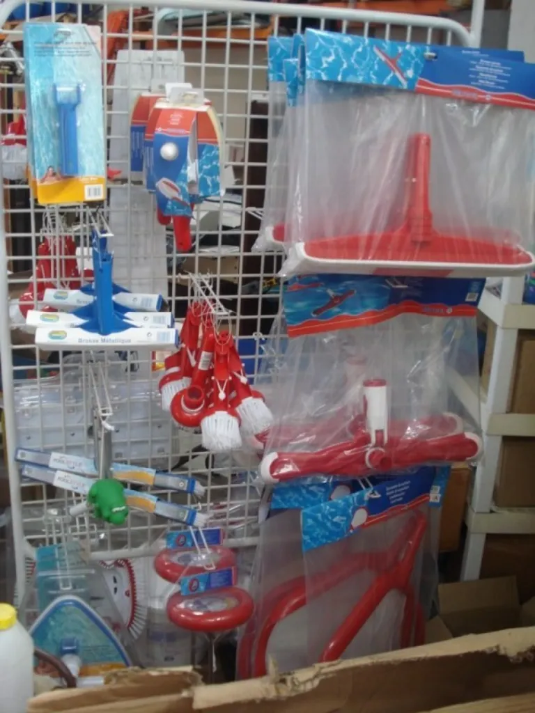 Kit d'accessoires pour entretien de piscine : balai, épuisette, thermomètre près de Marseille 