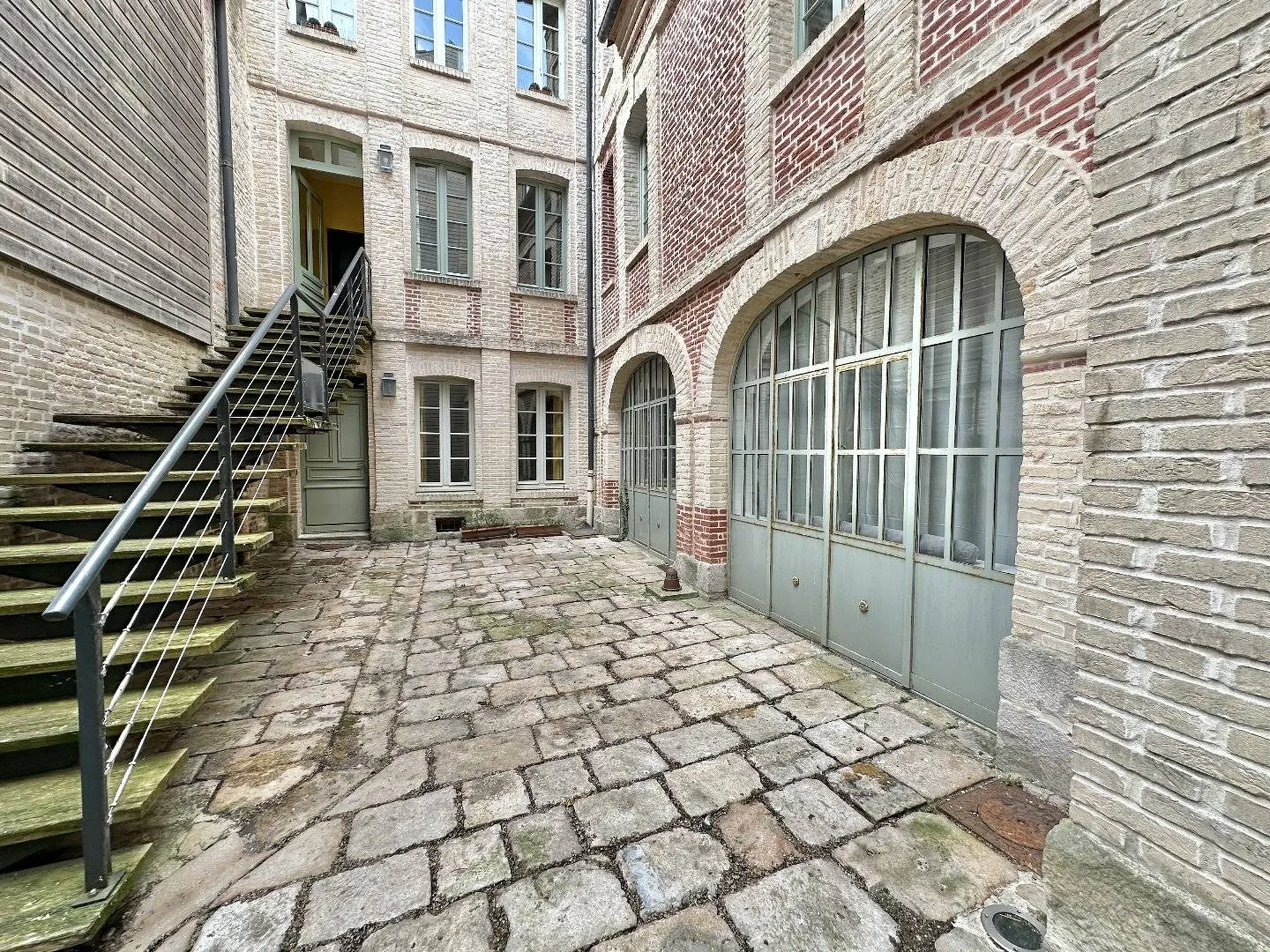 Studio de 36m² au rez-de-chaussée sur cours – Immeuble en brique - Meublé.