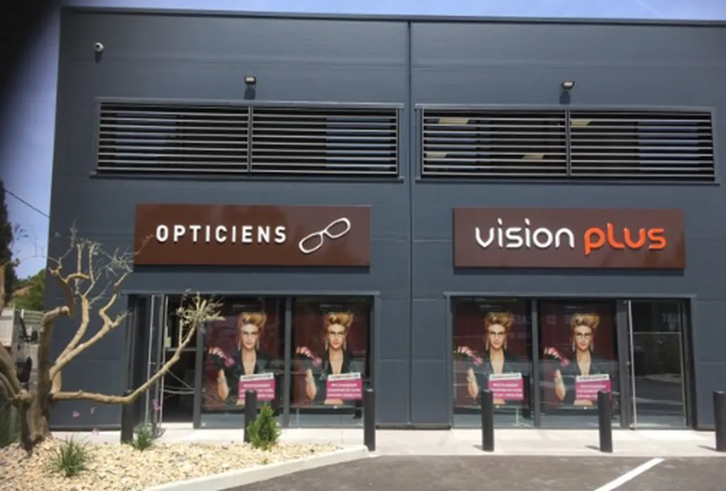 Conception d'enseignes publicitaires en lettres blocs leds pour opticien en région PACA
