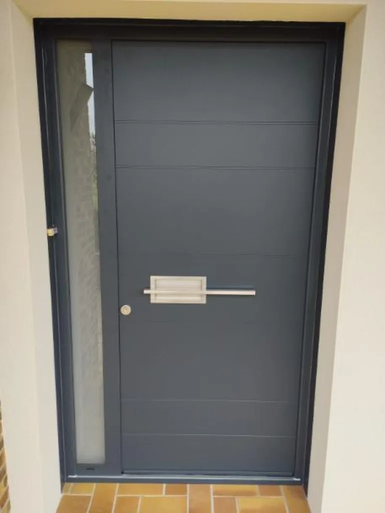 Pose d'une porte d’entrée monobloc en aluminium EQUILIBRE BASALTE avec fixe latéral à Drambon en Côte d'Or