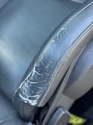 Entretien et réparation des fissures des sièges en cuir d'une Mégane RS à Bourg-en-Bresse dans l'Ain avec reteinte pour donner un aspect neuf