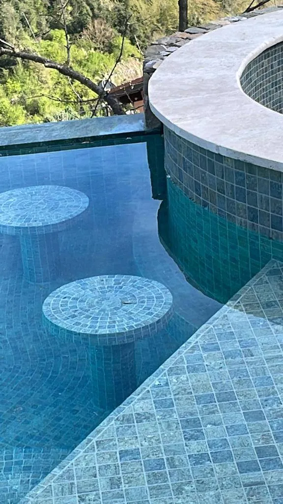 PISCINE EN PIERRE DE BALI - MOSAÏQUE BALI STONE