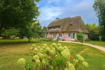 A vendre avec votre agence, Belle Propriété Normande offrant deux maisons en toit de Chaume et une dépendance édifiées sur un parc de 7863 m²
