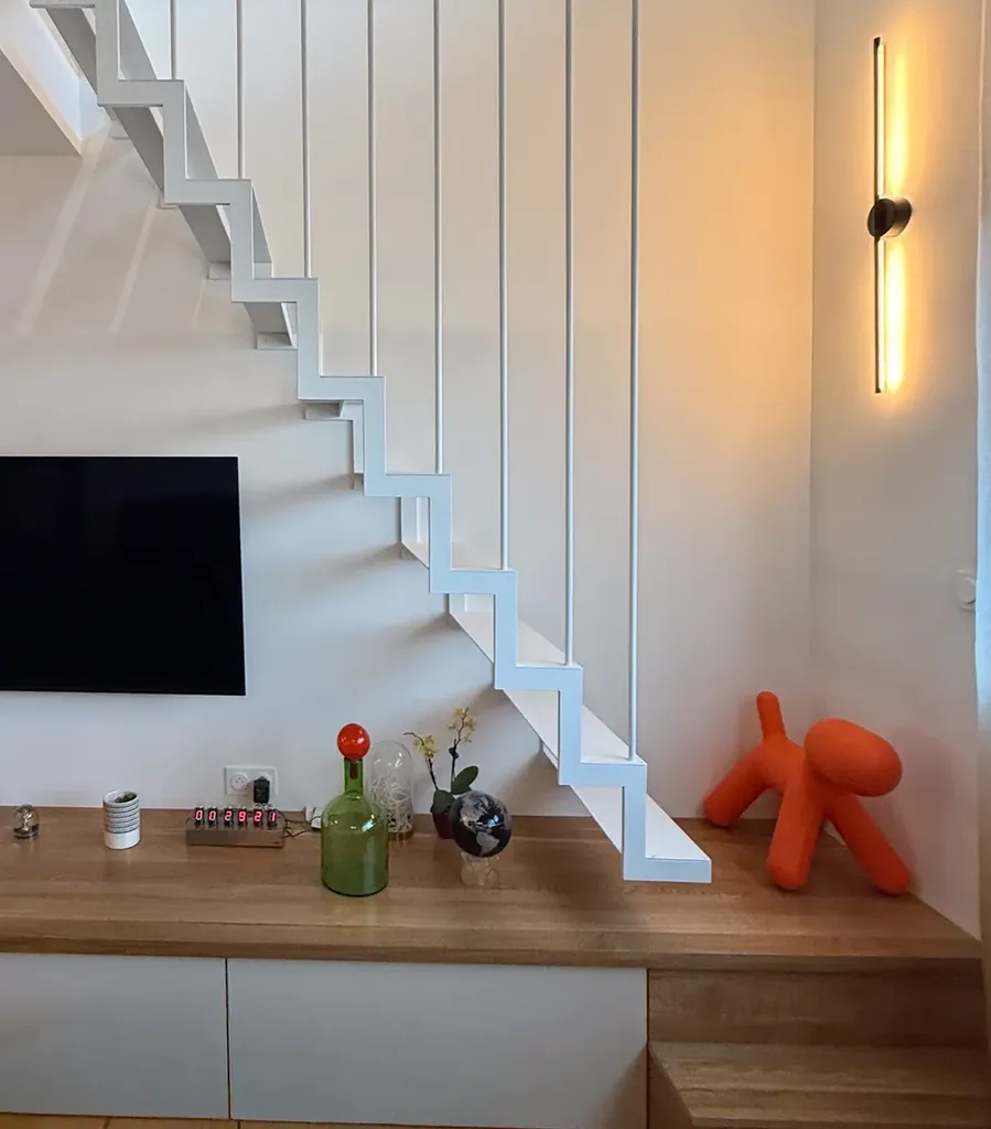 Escalier quart-tournant en métal laqué blanc, limon crémaillère, marches de départ en chêne 3 plis - réalisation sur mesure à Aubenas, Ardèche (07)