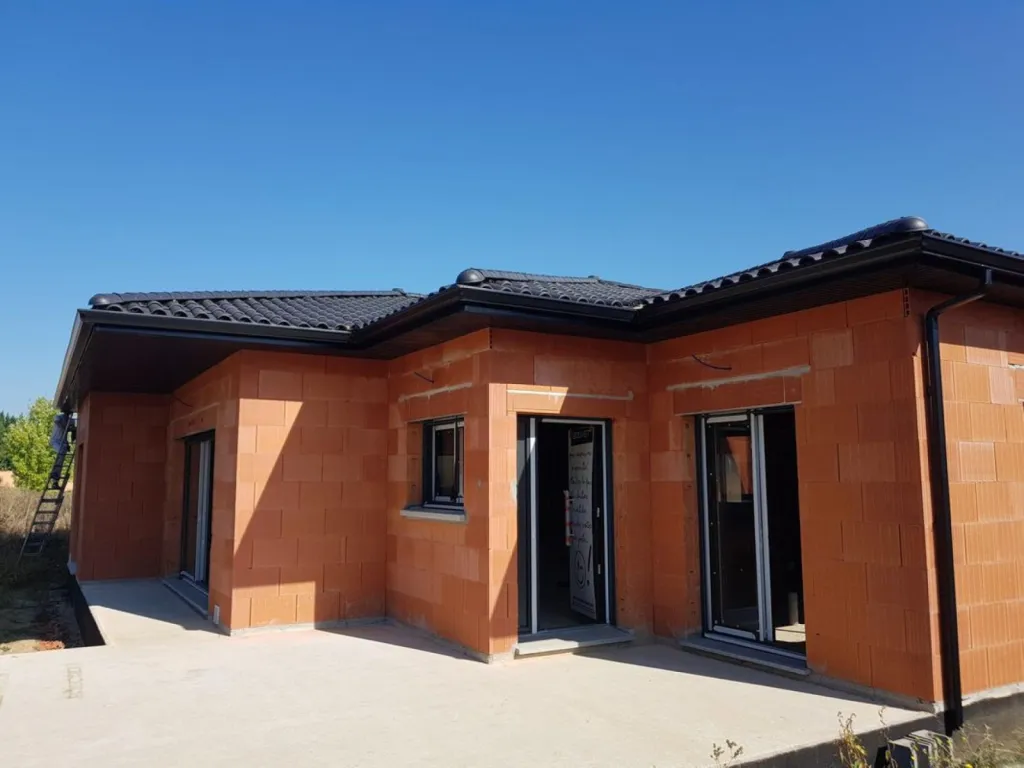 Système de gouttières aluminium sur-mesure sans soudure, étanchéité parfaite et esthétique moderne à Tournefeuille (31170)