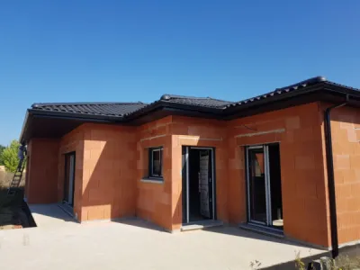 Système de gouttières aluminium sur-mesure sans soudure, étanchéité parfaite et esthétique moderne à Tournefeuille (31170)