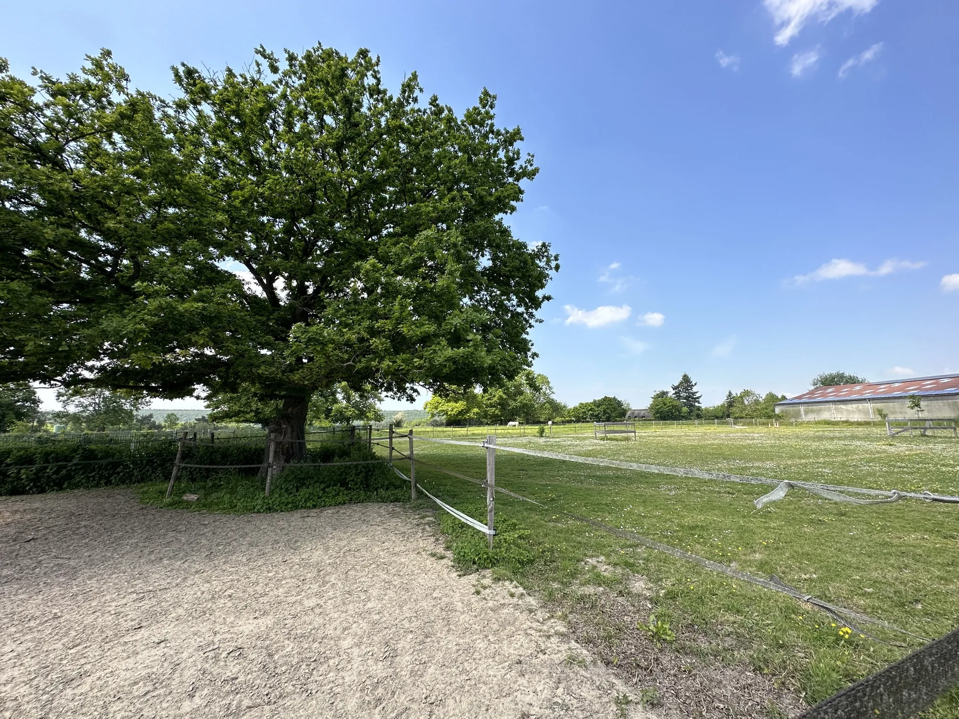 Centre équestre au coeur de la Normandie avec 20 boxes et une habitation de 150m² sur environ 6 hectares de terrain, 76.