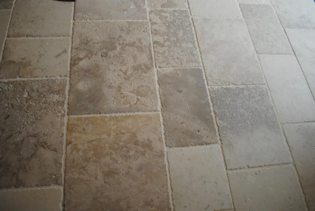 Pierre naturelle de Dordogne et Travertin pour dallage et margelle en terrasse extérieure et plage de piscine