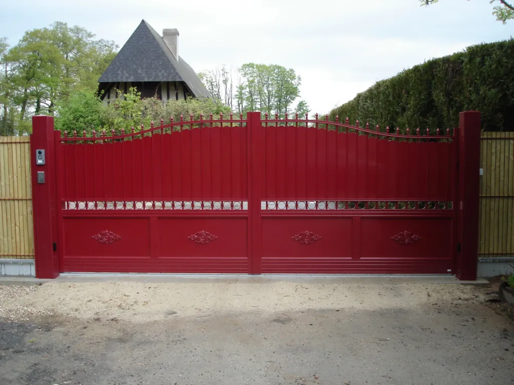 Installateur de portail aluminium coulissant motorisé de grandes dimensions dans le Calvados