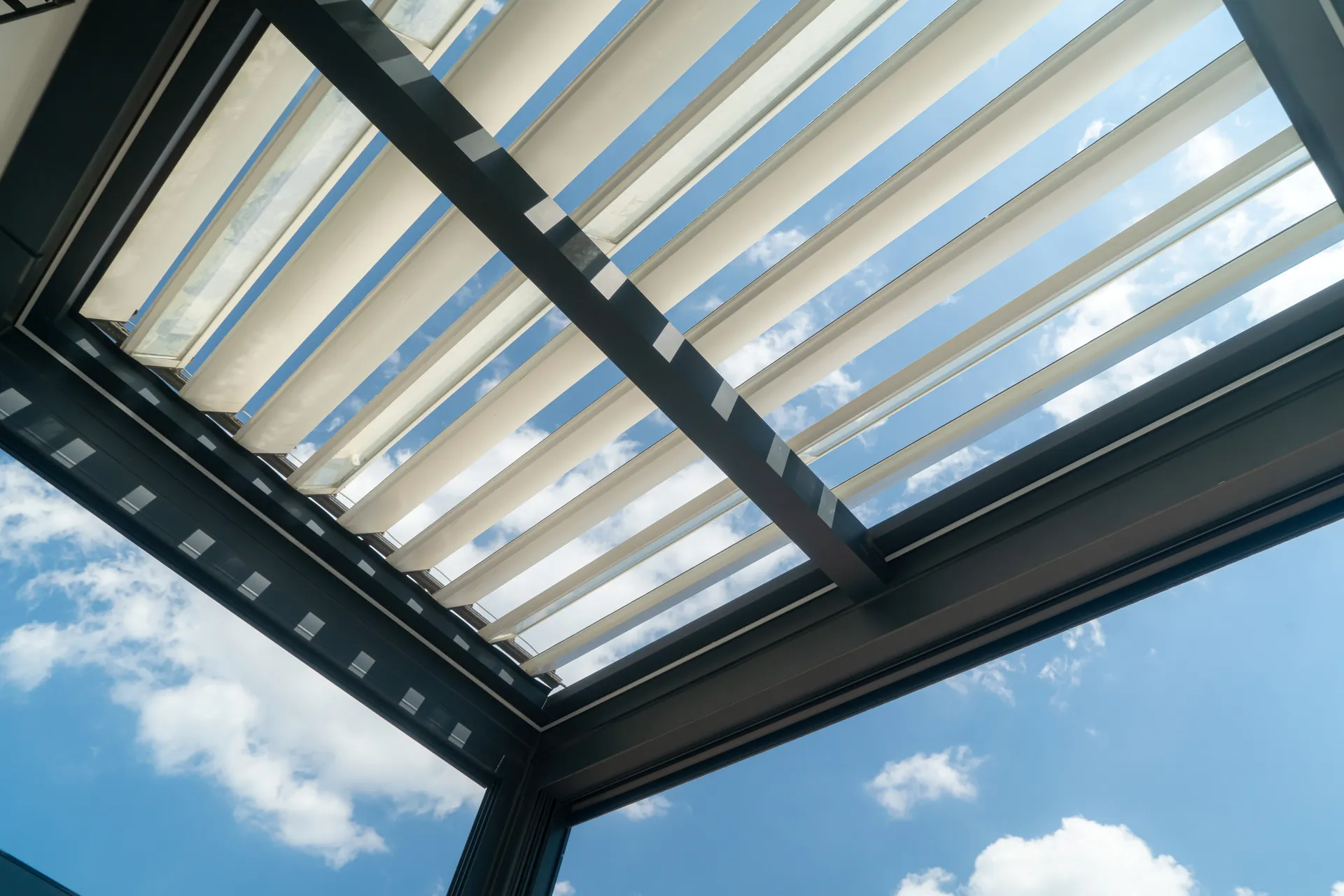 Pergola à lames orientables : comment gérer lumière, ventilation et protection selon l’usage de votre terrasse au quotidien ?