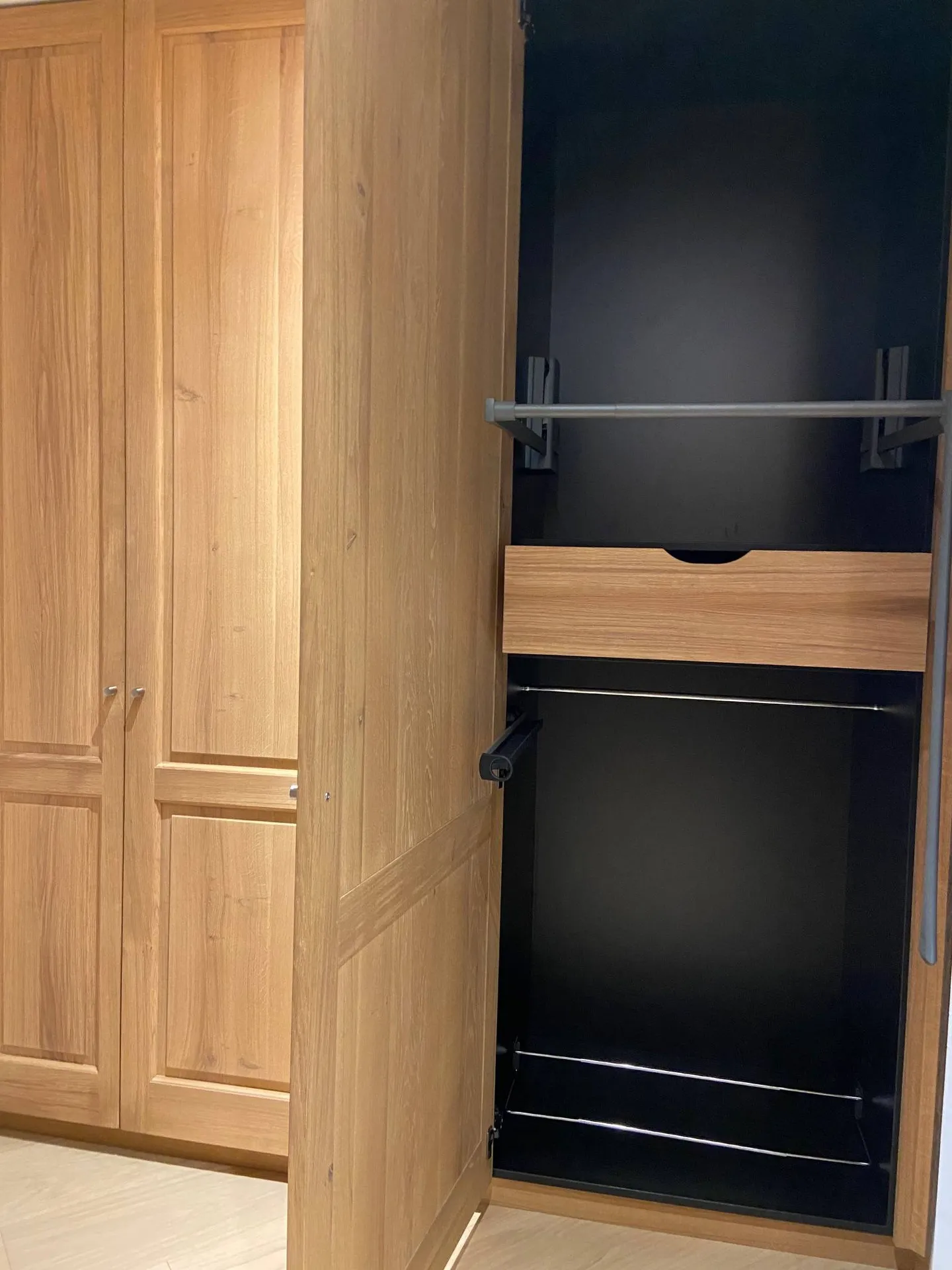Aménagement intérieur du dressing sur mesure proche de Bordeaux
