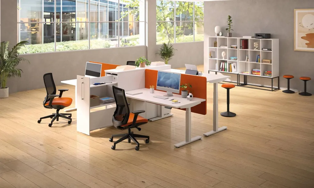 Espace de travail avec le bureau bench Envol Évo réglable en hauteur à Marseille