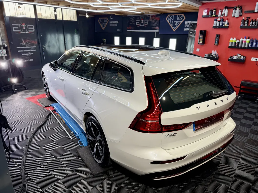 Rénovation carrosserie et traitement céramique Volvo V60 à Brindas près de Lyon Ouest avec polissage professionnel haut de gamme