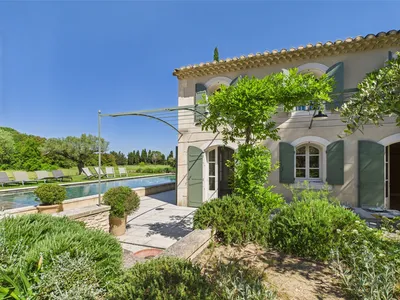 Mas avec beaux matériaux et grande piscine à vendre à Saint-Rémy-de-Provence
