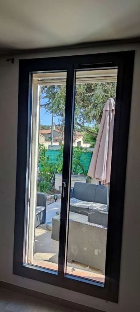 Mise en place de porte fenêtre avec battue mince et ferrage invisible sur Fos sur mer