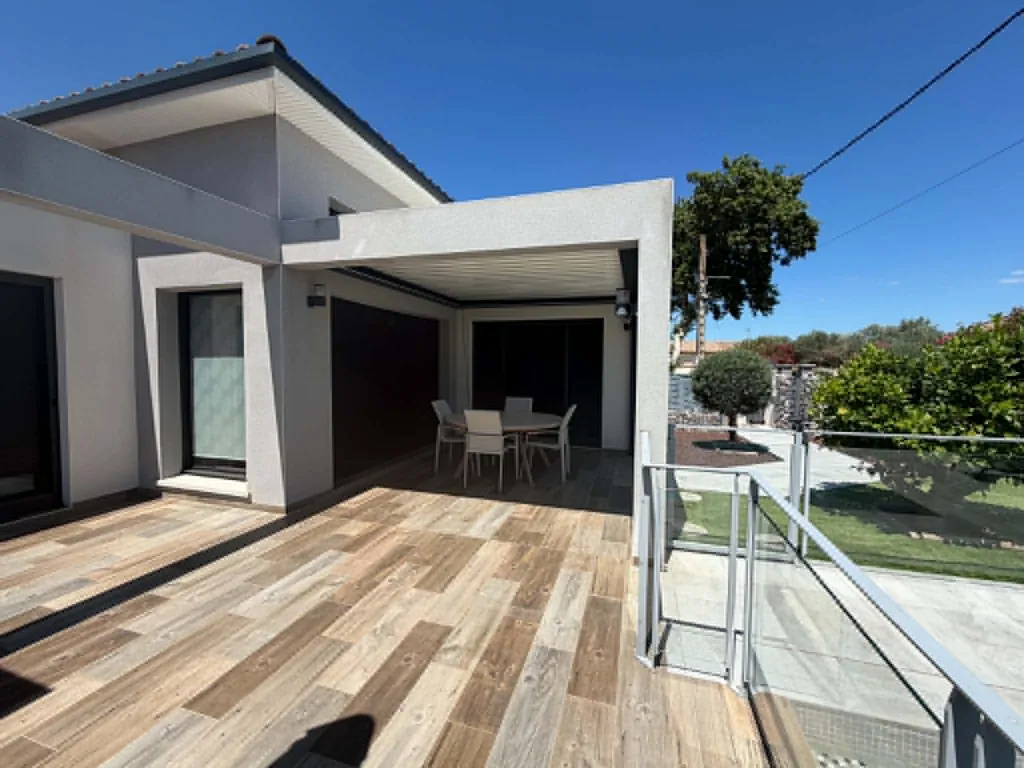 Pergola bioclimatique aluminium motorisée installée à Lézignan-la-Cèbe par les équipes de RG HABITAT.