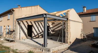 Planifier une surélévation de toiture avec pose de poutre IPN et création d’étage sans réduire le jardin à Aubagne