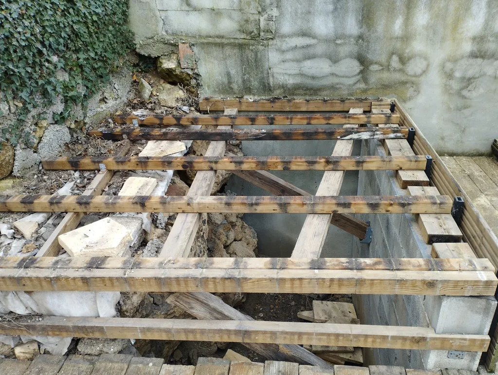 analyse d'une ancienne terrasse en douglas d'environ 70 mètres carrés démontage récupération du passage et remontage avec nouvelle structure à Poussan à côté de Sète dans l'Hérault