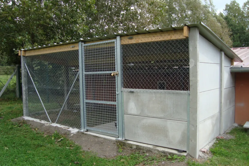 Réalisation de chattière dans un centre de protection des animaux en Normandie