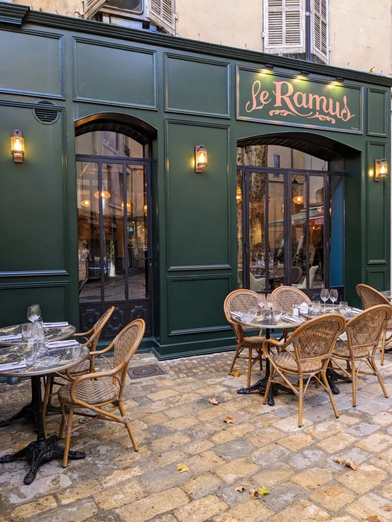 Fabrication de menuiseries acier style ancien pour le restaurant Le Ramus à Aix-en-Provence – design vintage et savoir-faire artisanal