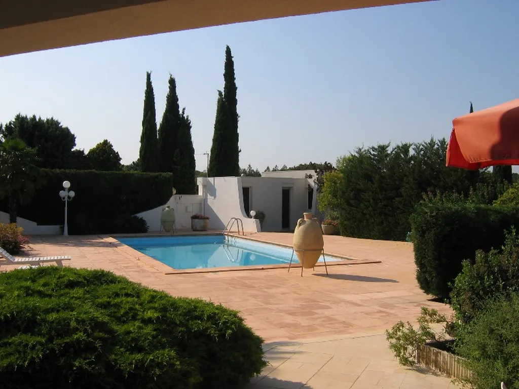 Proche Avignon, maison contemporaine avec piscine et tennis