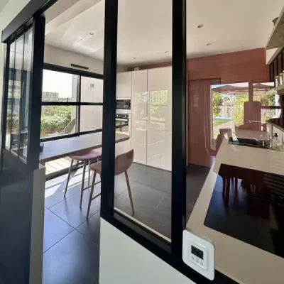 Cuisine moderne et chaleureuse avec verrière, par l’Atelier D. architecte d’intérieur à Bordeaux.