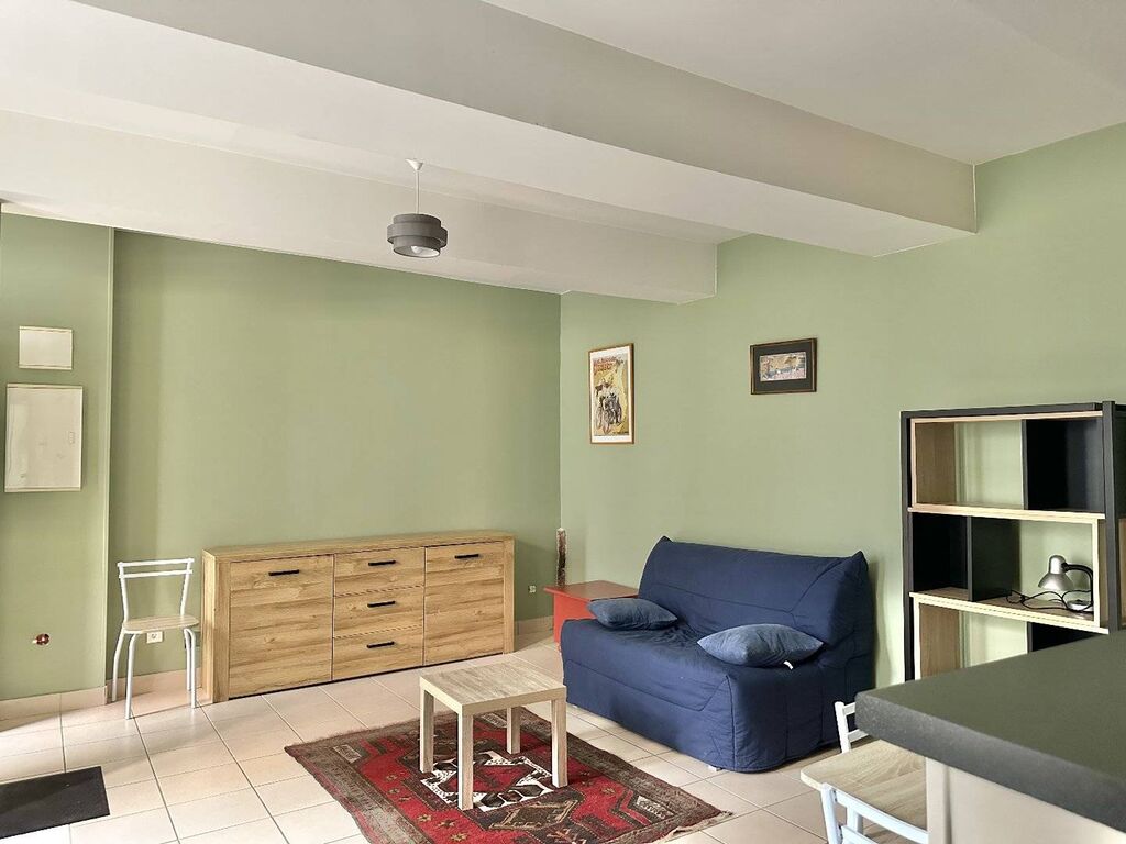 Immeuble en brique - Studio de 36m² au rez-de-chaussée sur cours – Vendu meublé.