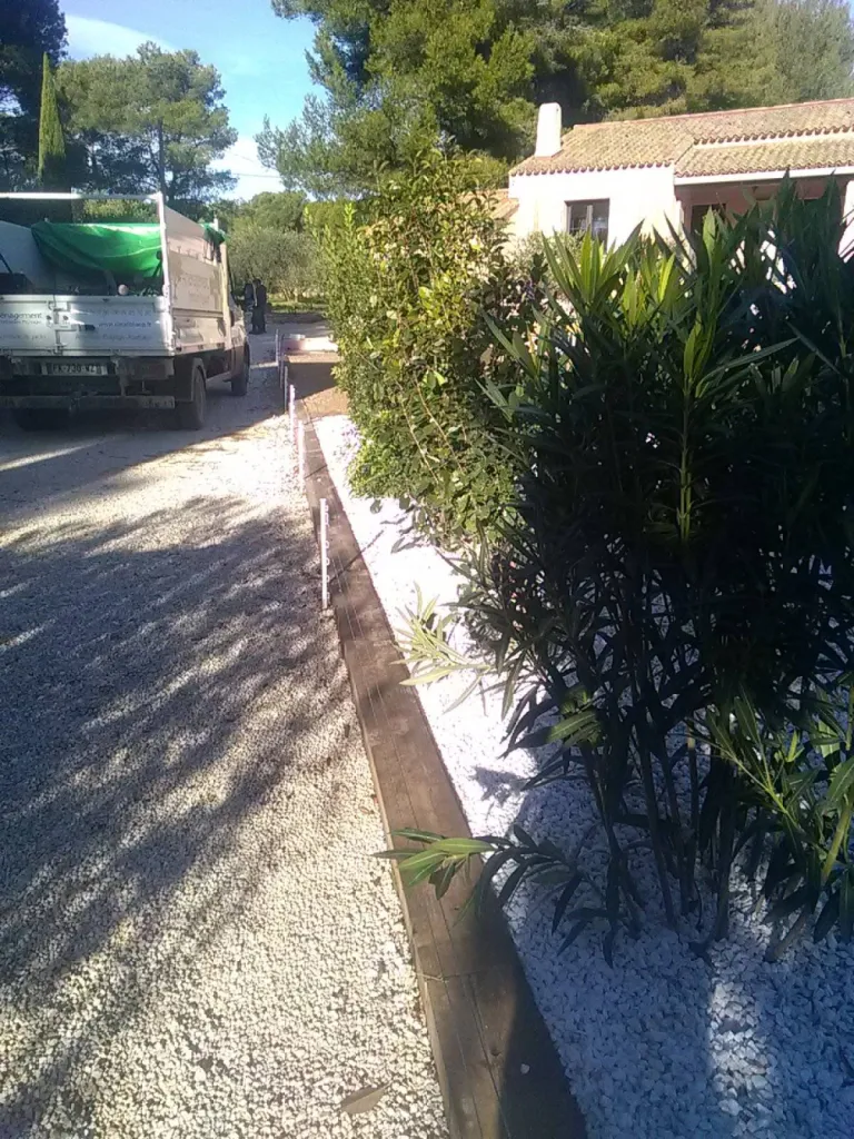 Réalisation de massif pour jardin par paysagiste à Velaux