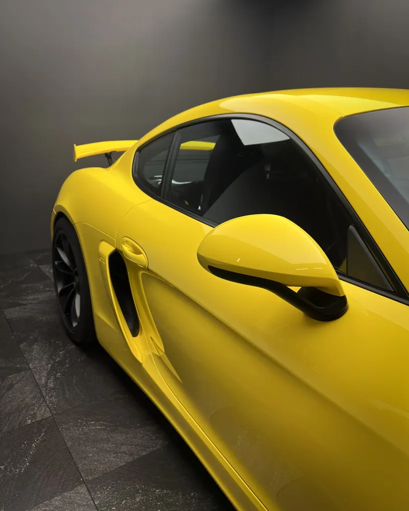 Entretien intérieur d’une Porsche Cayman GT4 par DSP Service à Le Mans