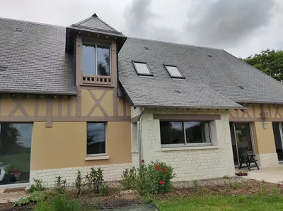 Maison traditionnelle du pays d'auge dans le calvados 14 à pans de bois et pierres