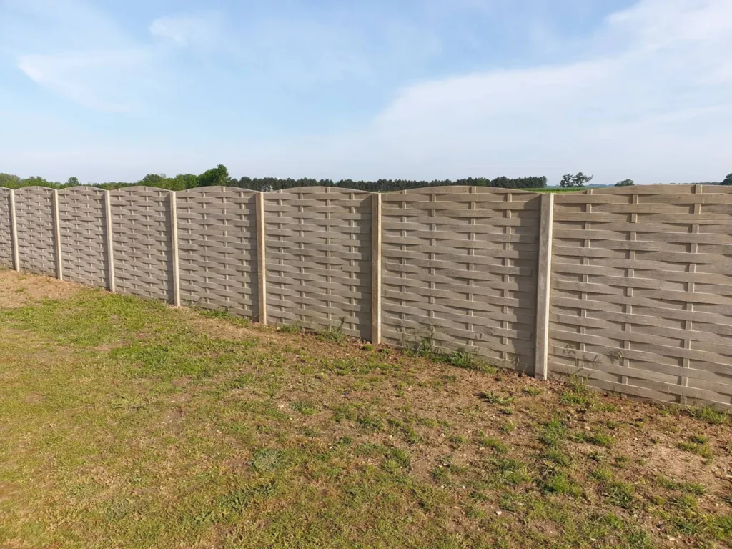Pose d'une clôture pal béton imitation bois à Petiville