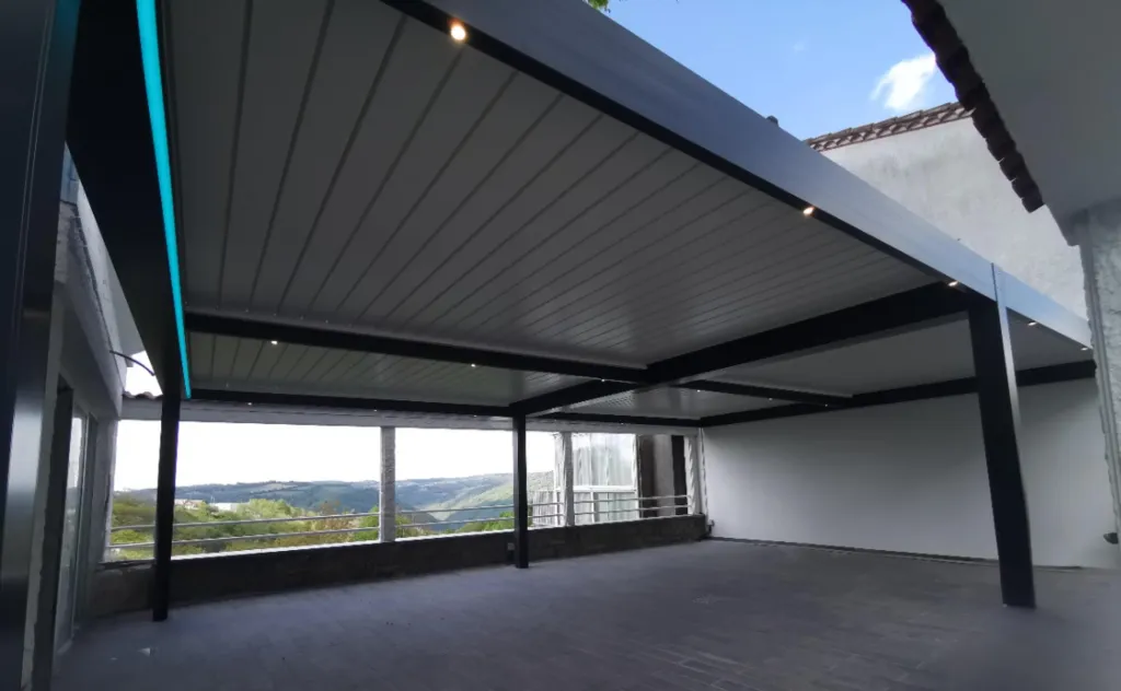 Installation de pergola bioclimatique motorisée avec éclairage LED intégré à LACROUZETTE pour la terrasse d'un restaurant