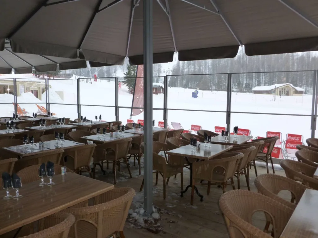 Installation de paravent réglable pour la terrasse de La Marmotte