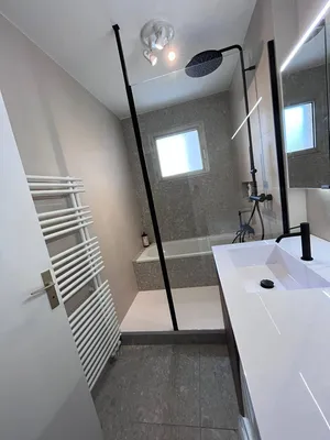 sèche serviette eau chaude dans salle de bain rénovée