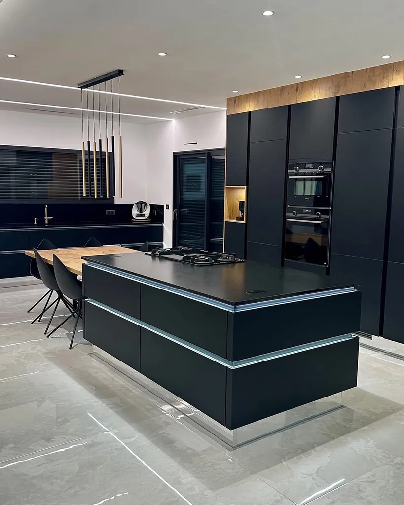 Aménagement de cuisine design sur-mesure à Tournefeuille : découpe de plan de travail en granit noir vers Toulouse