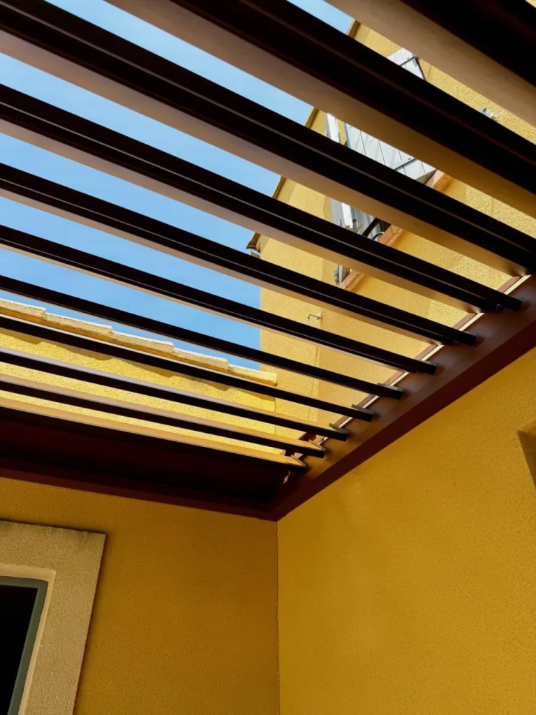 Pergola bioclimatique lames aspects faux bois
