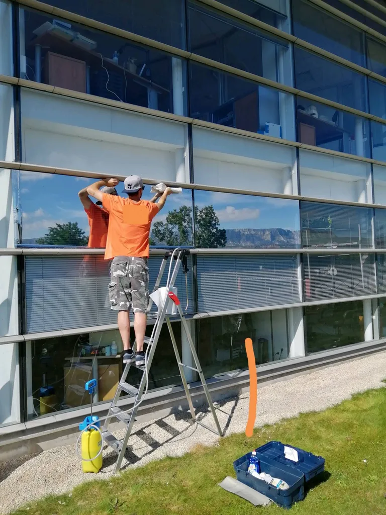 Pose de films teintées sur baies vitrées .SAINT LAURENT DU VAR 06.