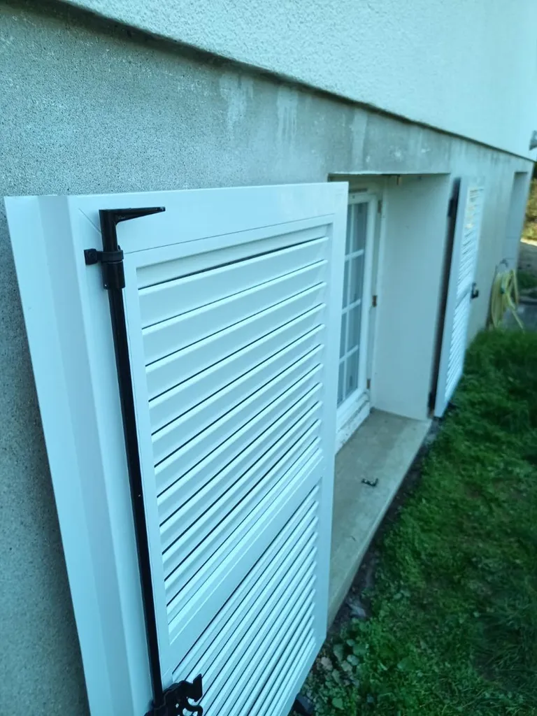 Volets battants à lames ajourées en PVC