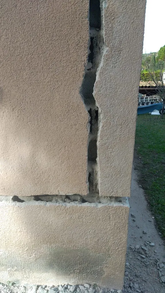 Sècheresse des murs et du sol, sinistre, traitement par agrafes à Martigues