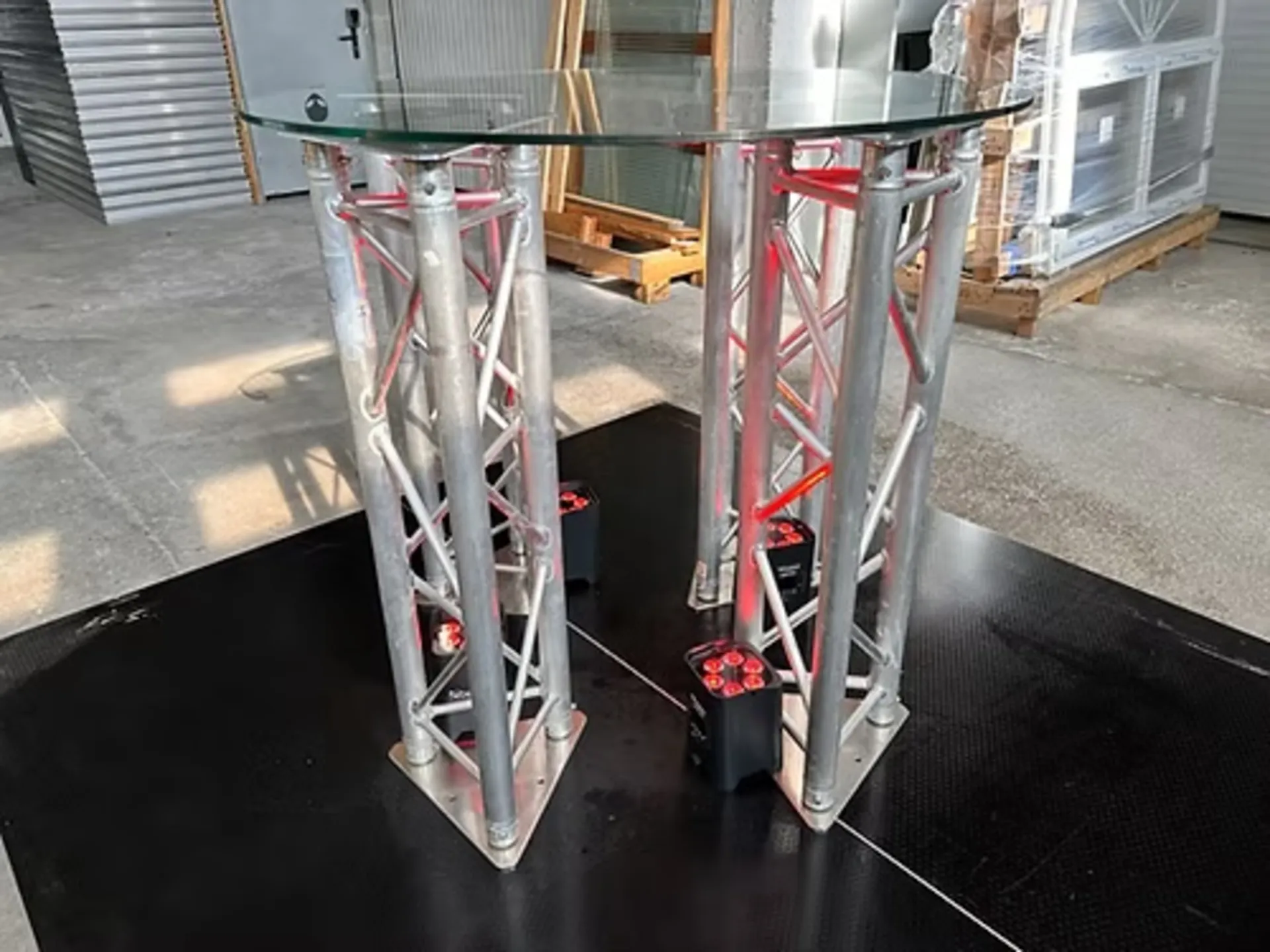 TABLE VERRE DESIGN AVEC PIEDS STRUCTURES ALU