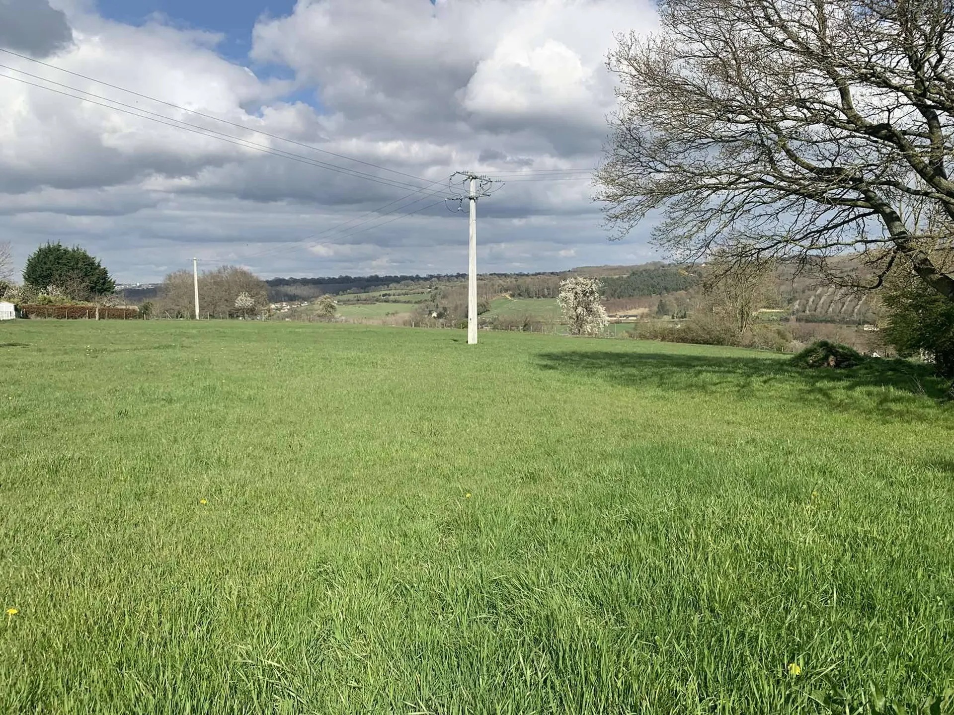 A proximité de LISIEUX (CALVADOS) et de son centre ville, l'Agence TERRES ET DEMEURES DE NORMANDIE à LISIEUX (14100) - 41 Avenue Victor HUGO, vous propose d'acquérir cet ensemble immobilière