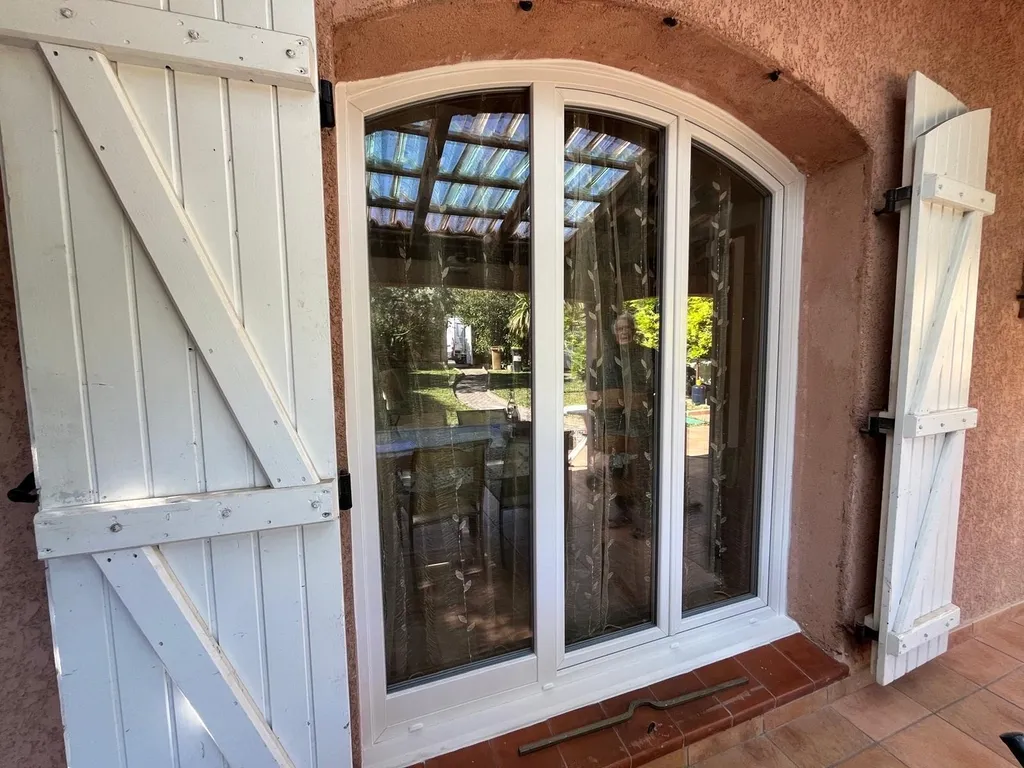 Sublimez Votre Habitat avec Oknoplast : Rénovation de Portes-Fenêtres et Fenêtres Cintrées par SMA sur Istres