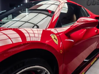 Finition invisible et sécurité renforcée sur Ferrari 488 GTB grâce au film XPEL intégral à Lorient.