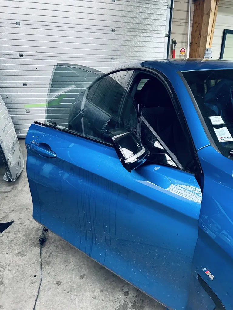 Pose de films solaires à 30% sur les vitres avant d'une BMW