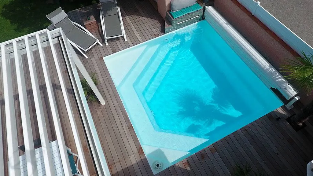 piscine carré vue du haut