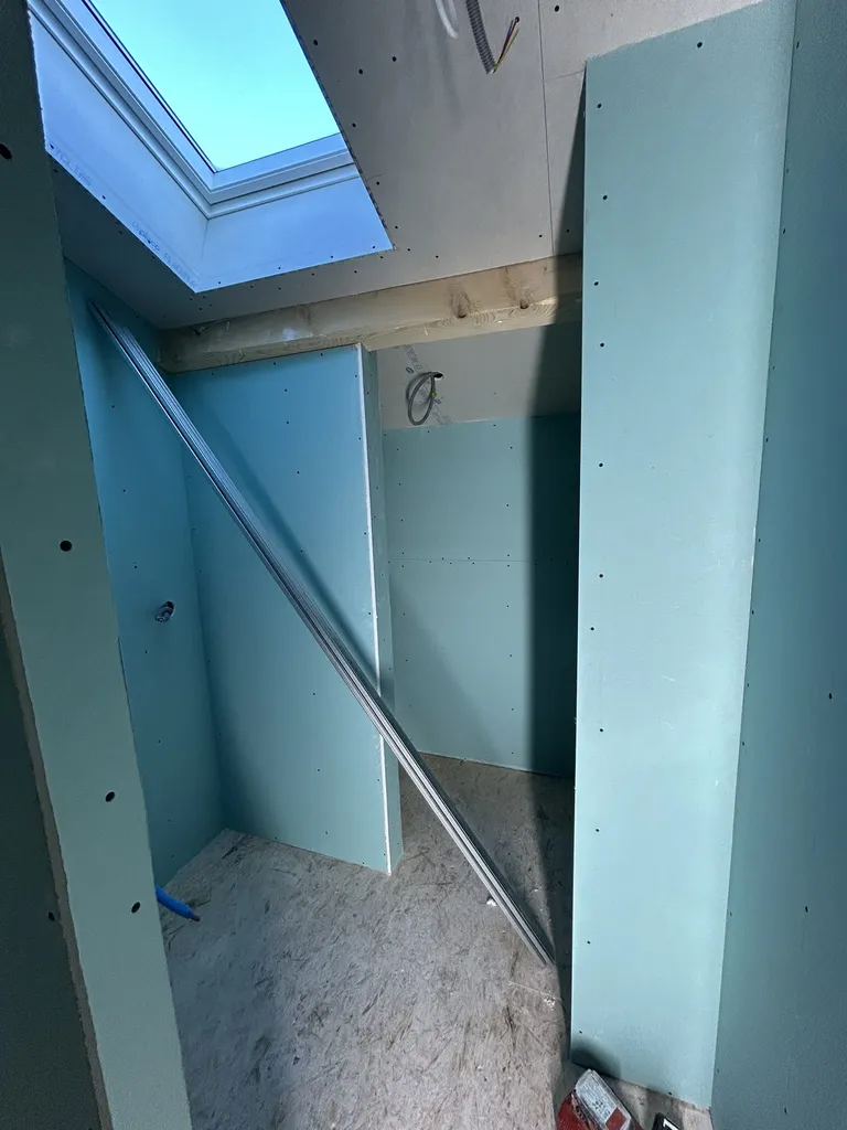 Chantier d’aménagement de combles en cours à Villefranche-sur-Saône (Rhône – 69) avec mise en place de l’isolation et des structures sous toiture