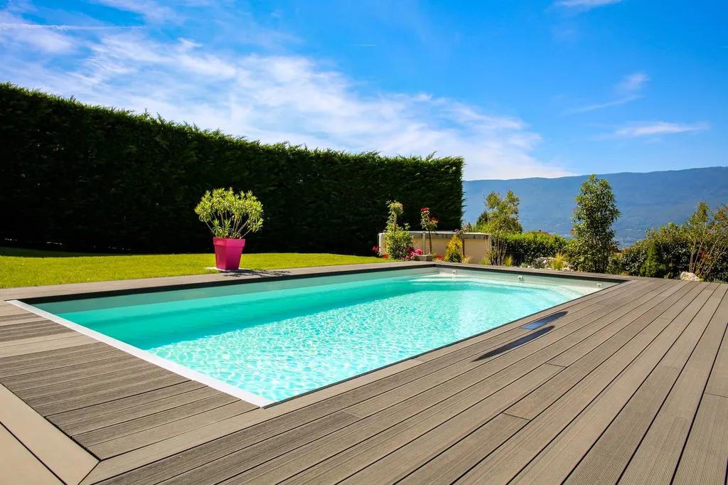 Piscine coque polyester Célestine 10 m à Six-Fours, La Seyne et Sanary : élégance intemporelle, confort, sécurité et SAV local Alliance Piscines 83.