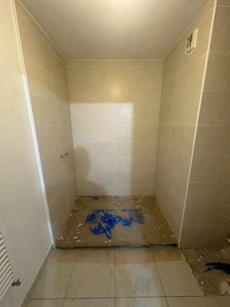 Création douche et remplacement carrelage réalisée par EPCM ARTISAN